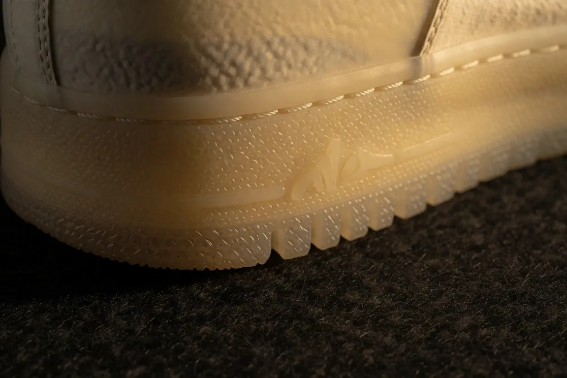 Detalle de midsole de zapatilla sobre fieltro oscuro