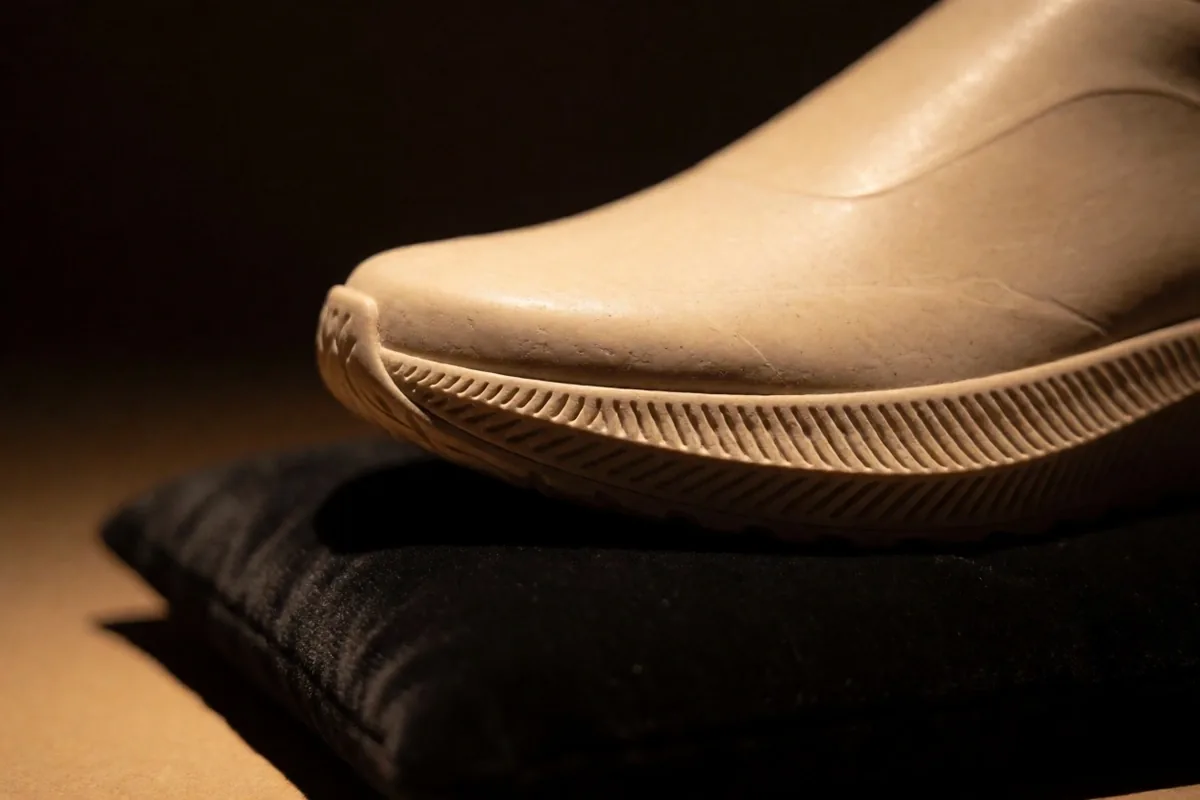 Detalle del midsole y la densidad de la espuma bajo luz cálida